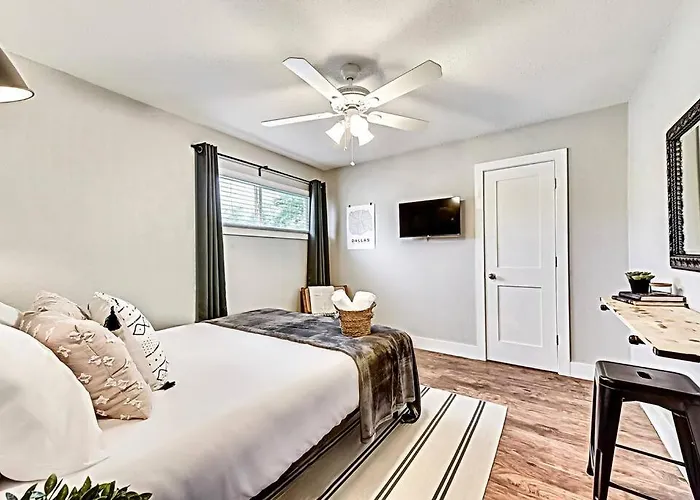 New - Near Deep Ellum + Downtown Dallas Flat