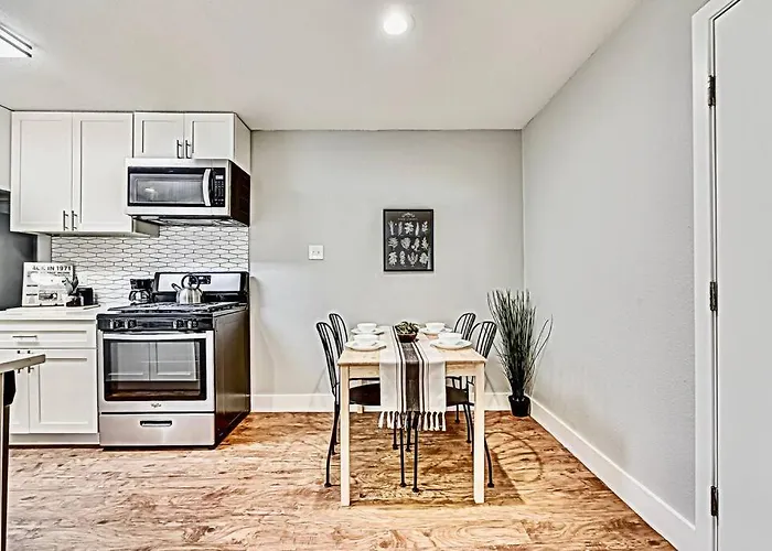 New - Near Deep Ellum + Downtown Dallas Flat