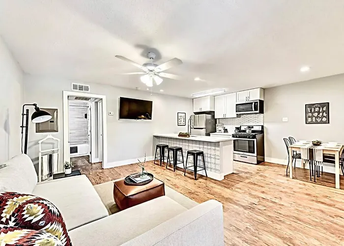 New - Near Deep Ellum + Downtown Dallas Flat